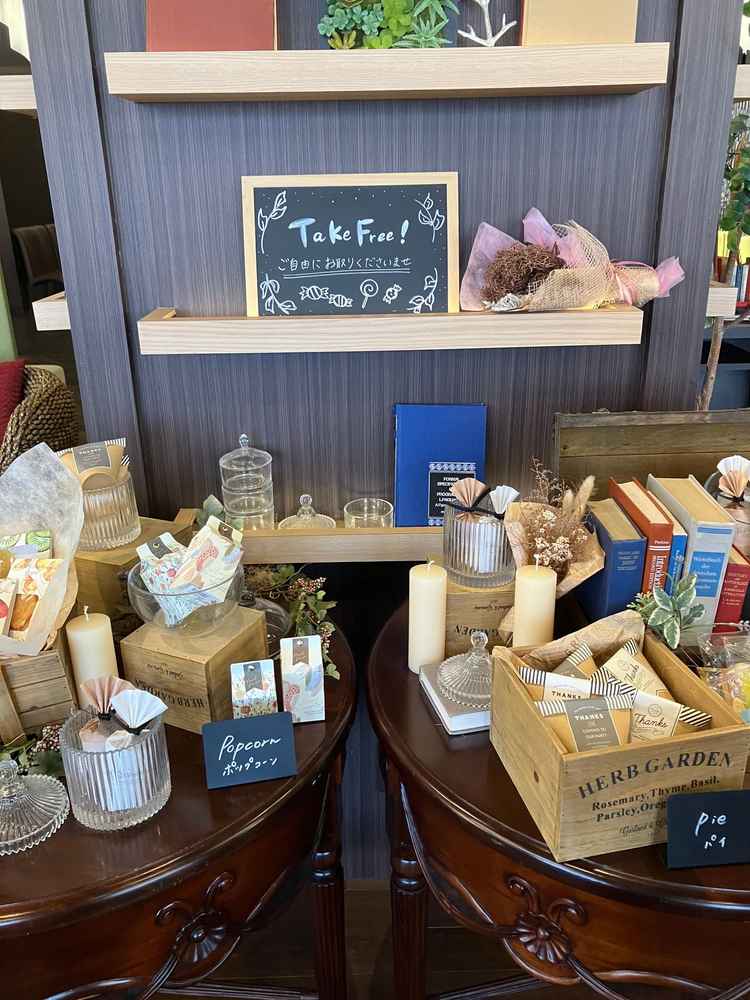 ウェイティングルームに無料で様々なお菓子が用意されているのもおもてなしとして素晴らしいと感じました。