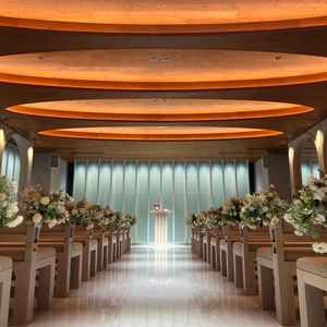 白を基調としたチャペルで太陽の光が差し込んで綺麗でした。