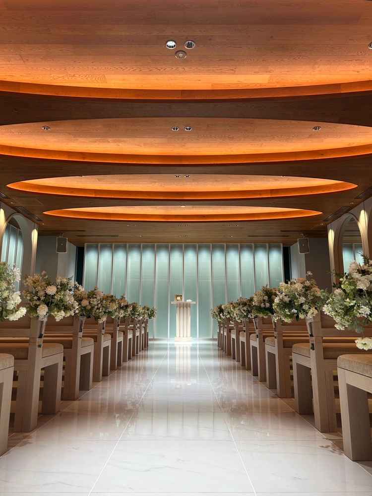 白を基調としたチャペルで太陽の光が差し込んで綺麗でした。