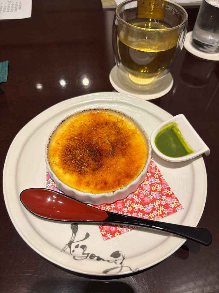 デザートにクレームブリュレとカモミールティーを出していただき、どちらも美味しく感動しました。