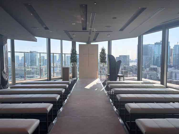 高層階に位置する自然光たっぷりのチャペル