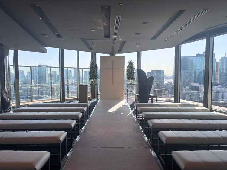 高層階に位置する自然光たっぷりのチャペル