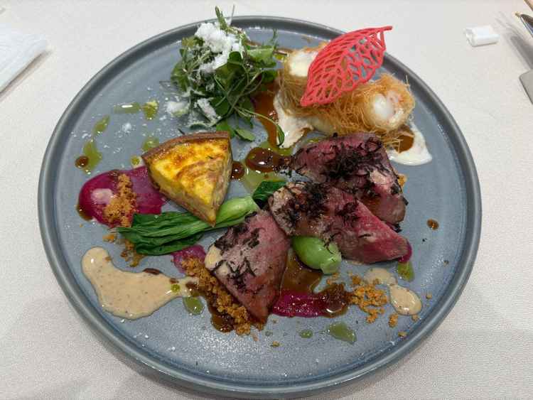 料理もさすがレストランから始まった式場でこだわりを感じとても美味しく料理長も優しい雰囲気の方でした。