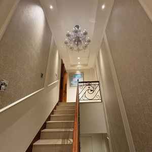 挙式会場から披露宴会場へ向かう階段。幅は細い印象。エレベーターが無かったのが残念。