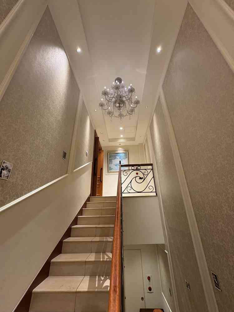 挙式会場から披露宴会場へ向かう階段。幅は細い印象。エレベーターが無かったのが残念。