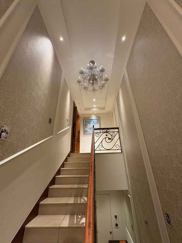 挙式会場から披露宴会場へ向かう階段。幅は細い印象。エレベーターが無かったのが残念。