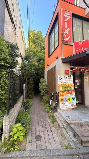 入り口の風景。ラーメン屋さんがかなり雰囲気を壊してるのが気になった。