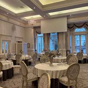 ルネットサルーンの会場です。白基調でありながらも、ガーデンがついており落ち着きのある空間でした。