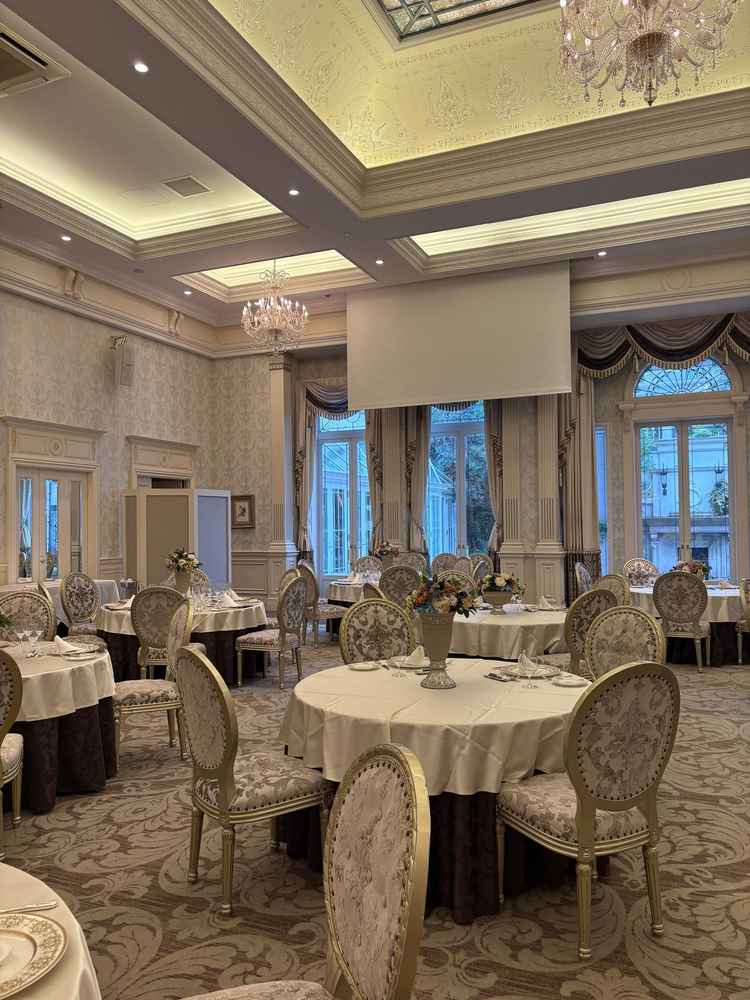 ルネットサルーンの会場です。白基調でありながらも、ガーデンがついており落ち着きのある空間でした。