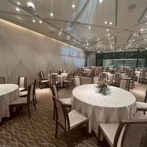 二つ目の披露宴会場の画像。こちらは屋根も高く広々した印象。