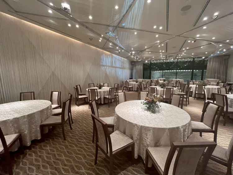 二つ目の披露宴会場の画像。こちらは屋根も高く広々した印象。