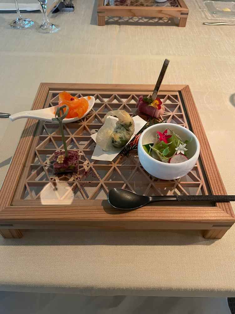 一つのお皿で五つの食を食べれる前菜。どれを食べても美味しい。