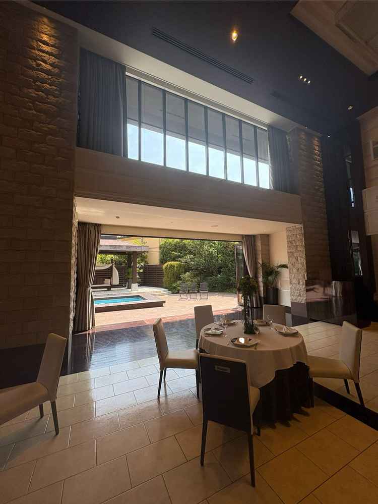 ガーデンにはプールがありました。