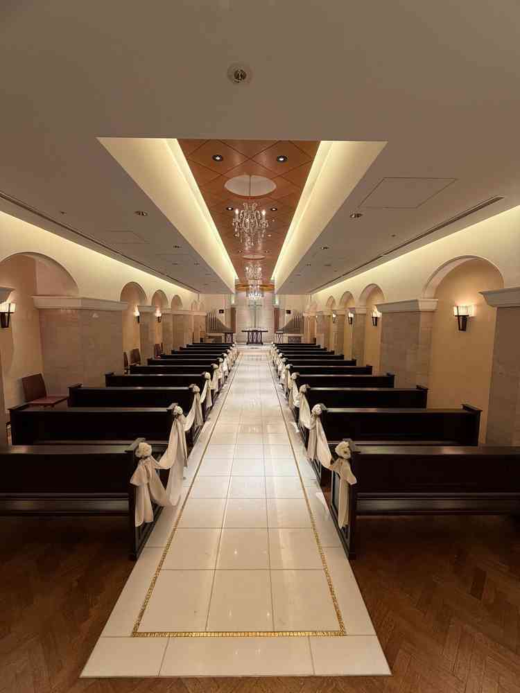 チャペルは色に統一感があり、バージンロードは他と比べ少し長いと感じた。