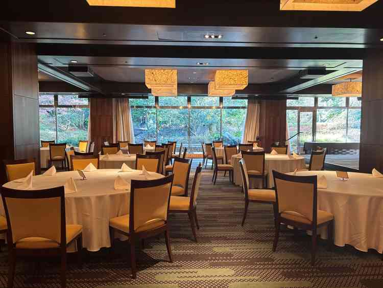 結婚式場の写真。外が見えるところがきれいでした。