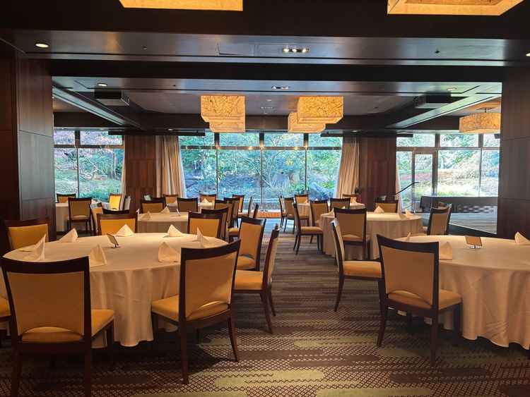 結婚式場の写真。外が見えるところがきれいでした。