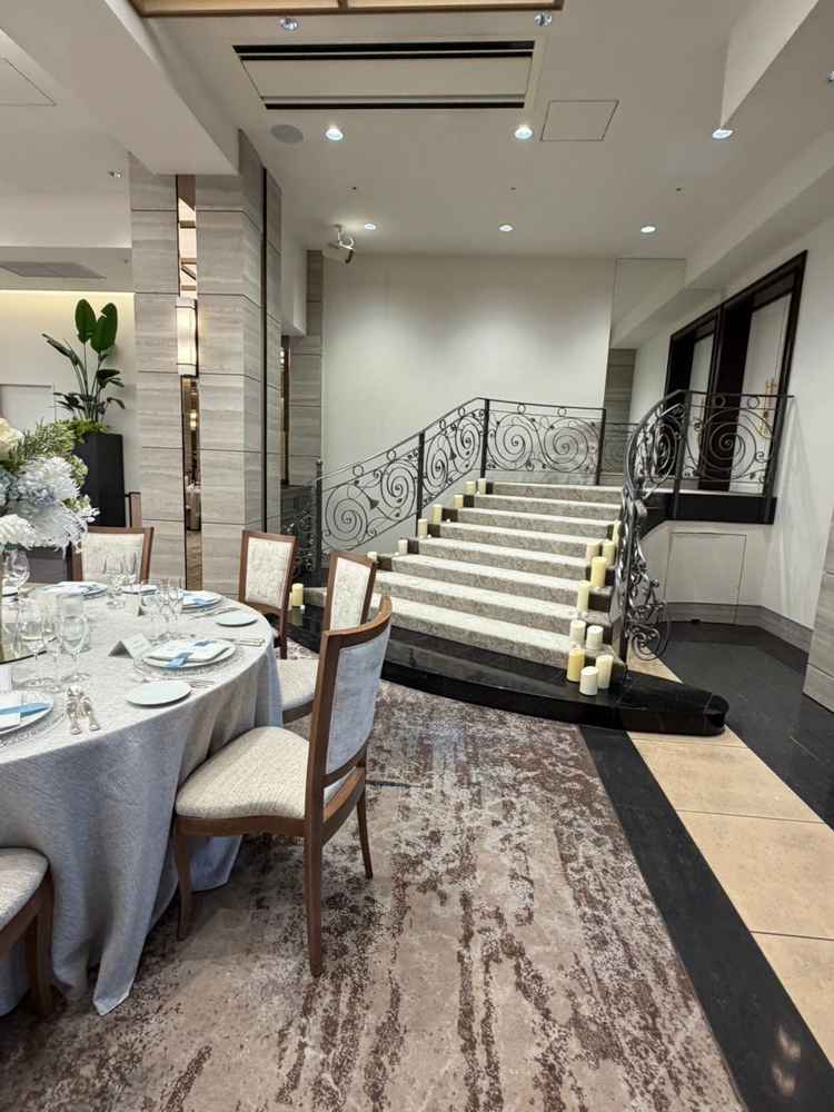 ドレスが一番生える高さの階段とのことで、被写体