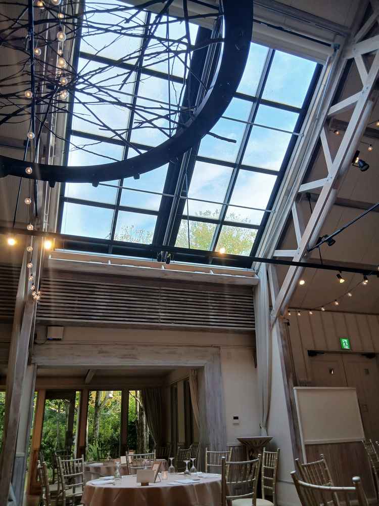 室内スペースは天井が開き日光を入れられます。明るく楽しい、優しく落ち着く、2つの雰囲気を楽しめます。