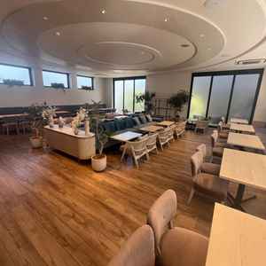 ゲストの控え室、席数も多くリラックスできる空間でとてもいいです。