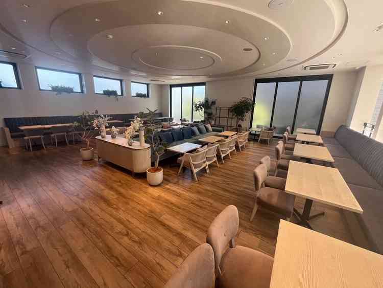 ゲストの控え室、席数も多くリラックスできる空間でとてもいいです。