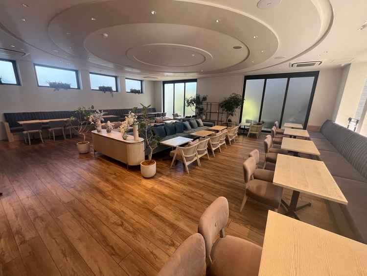 ゲストの控え室、席数も多くリラックスできる空間でとてもいいです。