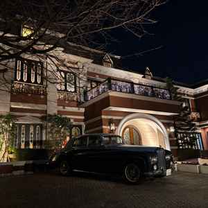 建物外観の写真。夜のためより重厚感を感じました。