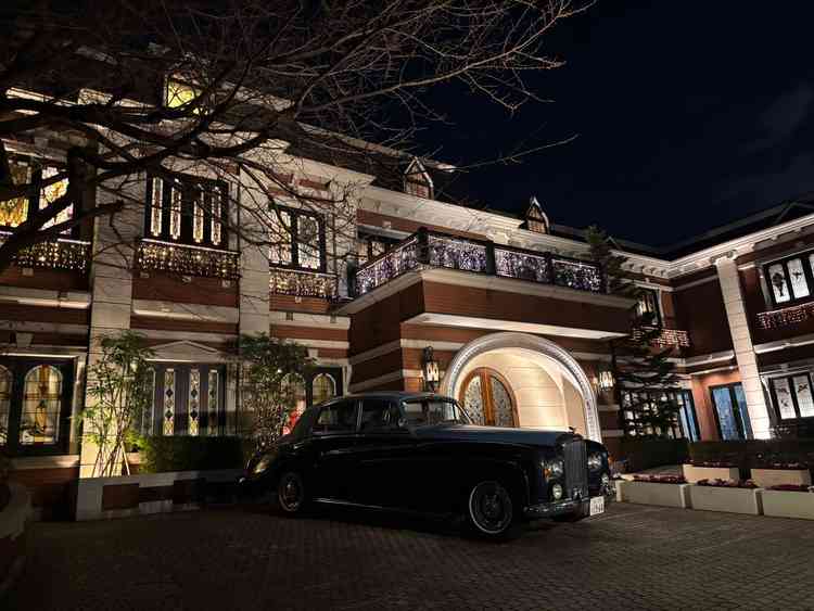 建物外観の写真。夜のためより重厚感を感じました。