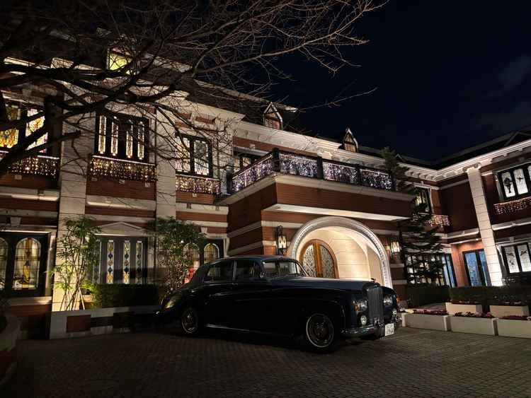 建物外観の写真。夜のためより重厚感を感じました。