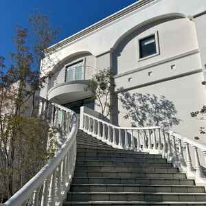 自然豊かな庭へつながる大階段の写真。素敵でした。