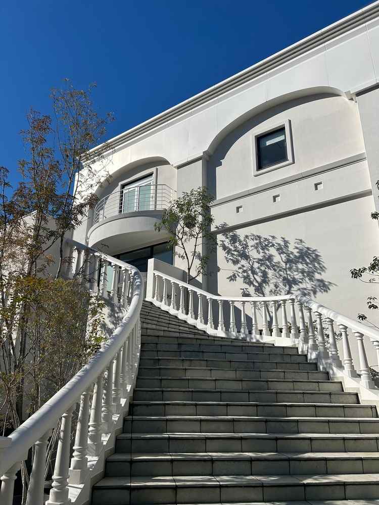 自然豊かな庭へつながる大階段の写真。素敵でした。