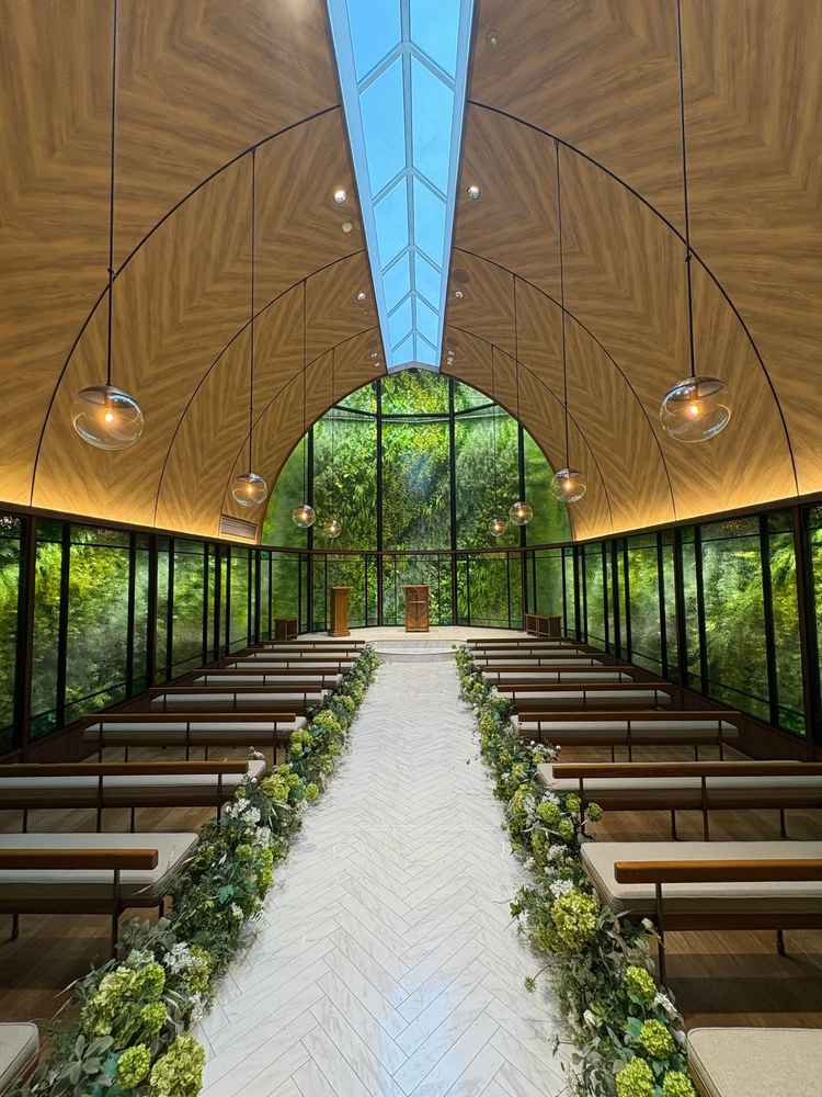 チャペル。ハリボテではなく本当の葉っぱが窓の奥にあって綺麗だった。天井も高く、曇りだったが明るい。