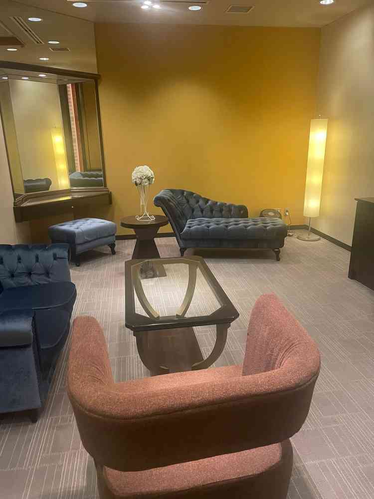 ブライズルーム。どんな衣装でも座りやすいソファ。親族控室が非常に近くにあり、賑やかになりそう。