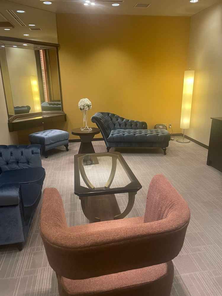 ブライズルーム。どんな衣装でも座りやすいソファ。親族控室が非常に近くにあり、賑やかになりそう。