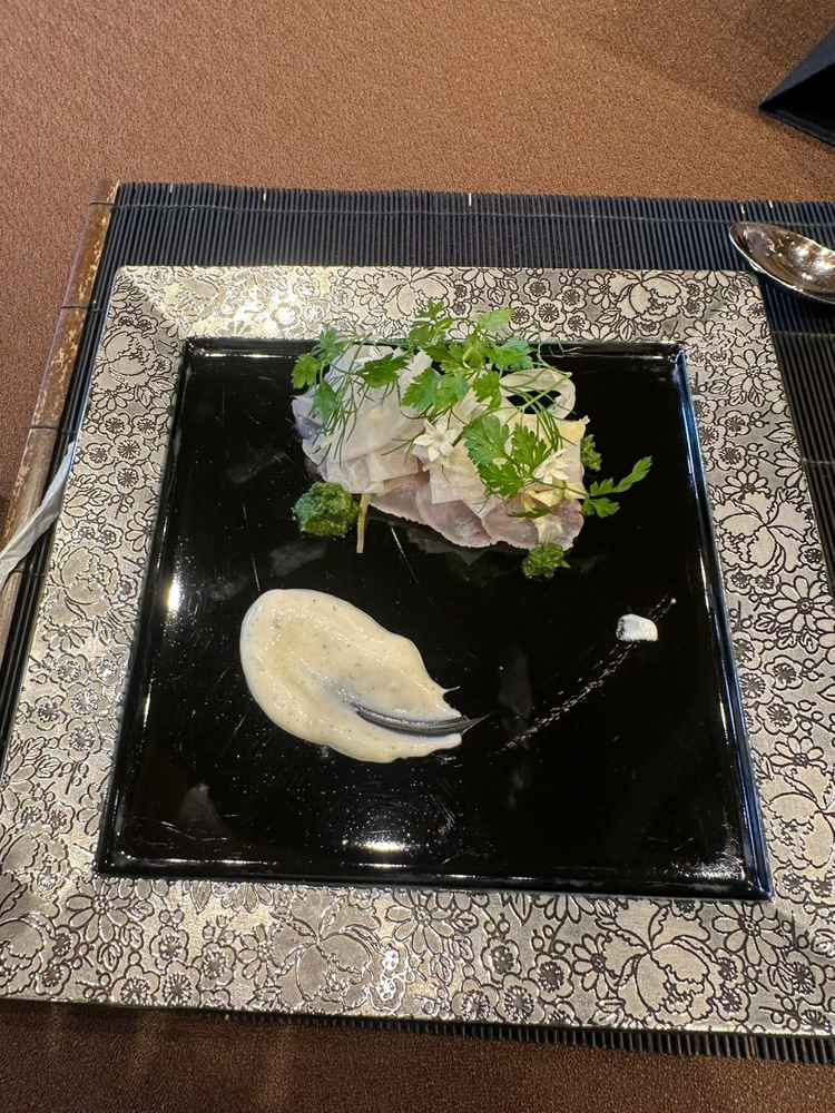 昆布締め甘鯛のカルパッチョ。ソースも含め絶品。