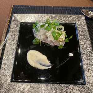 昆布締め甘鯛のカルパッチョ。ソースも含め絶品。