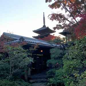 披露宴会場に向かう途中のお庭から見える五重塔の写真。こちらでファーストミートが行われるとのこと。