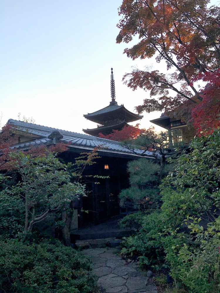 披露宴会場に向かう途中のお庭から見える五重塔の写真。こちらでファーストミートが行われるとのこと。