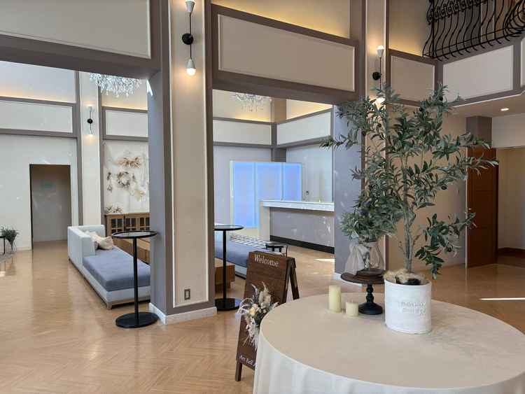 ウェルカムスペース。常設のオリーブの木に写真を吊るすなど自由にコーディネートができるそうです。