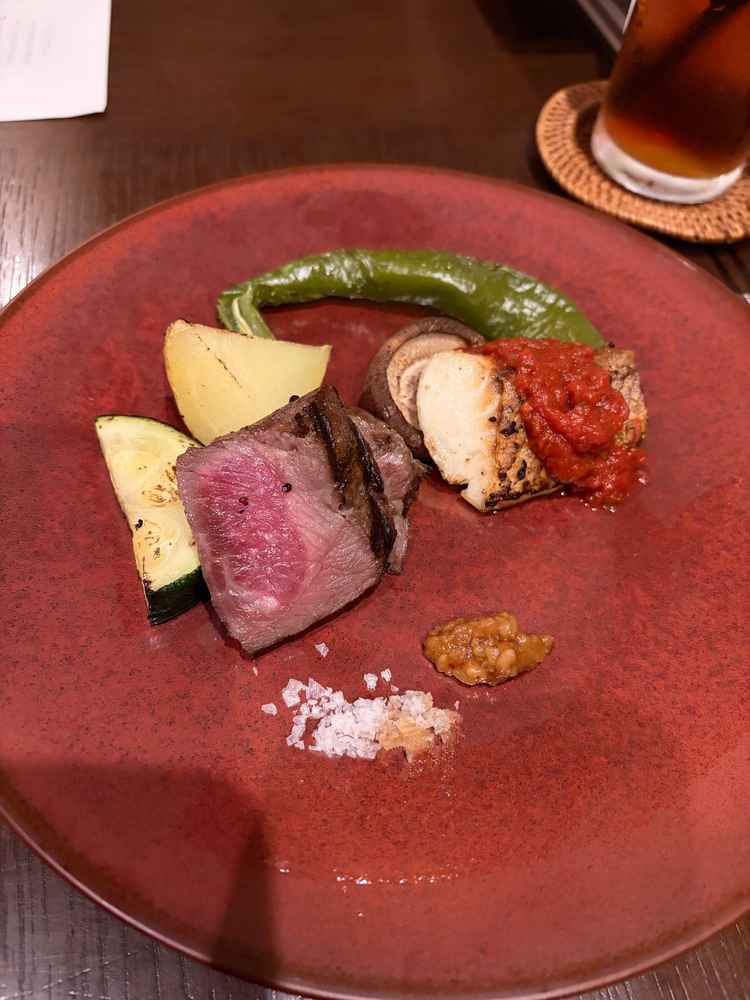メインのお肉は信じられないくらいかたい