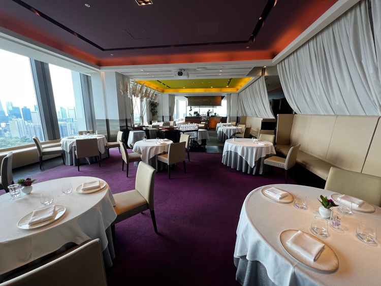 高層階からの眺望が魅力の会場。自然光が差し込む上質な空間で、落ち着いた雰囲気の中に温かみを感じる。