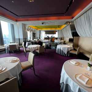 高層階からの眺望が魅力の会場。自然光が差し込む上質な空間で、落ち着いた雰囲気の中に温かみを感じる。