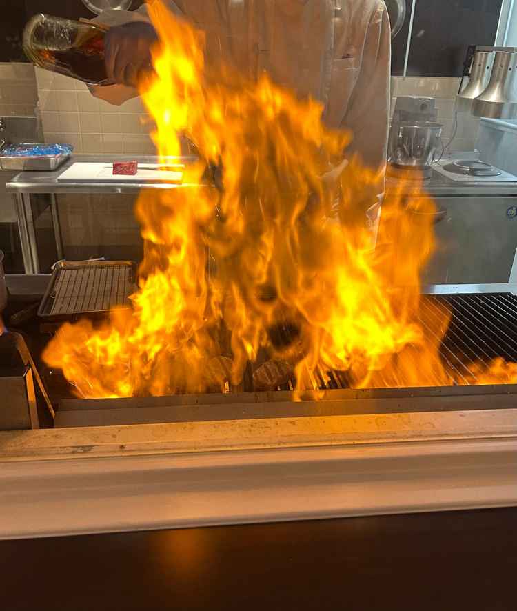 フランベ演出。迫力があり、近くに行くと熱が伝わってきました。オープンキッチンの醍醐味。盛り上がりそう