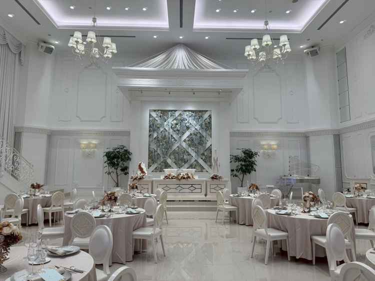 披露宴会場、白基調でおしゃれでした