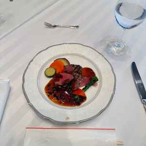 お料理の写真。前菜やリゾット、メインのお肉やスイーツ全てが美味しかったです。見た目も綺麗でした。