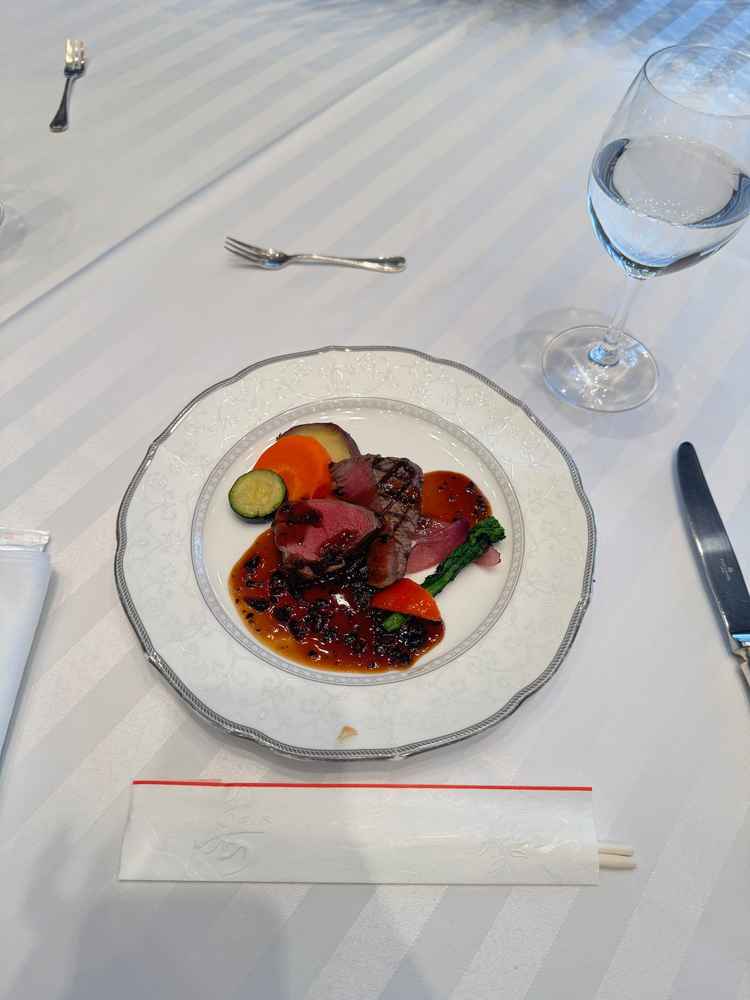 お料理の写真。前菜やリゾット、メインのお肉やスイーツ全てが美味しかったです。見た目も綺麗でした。