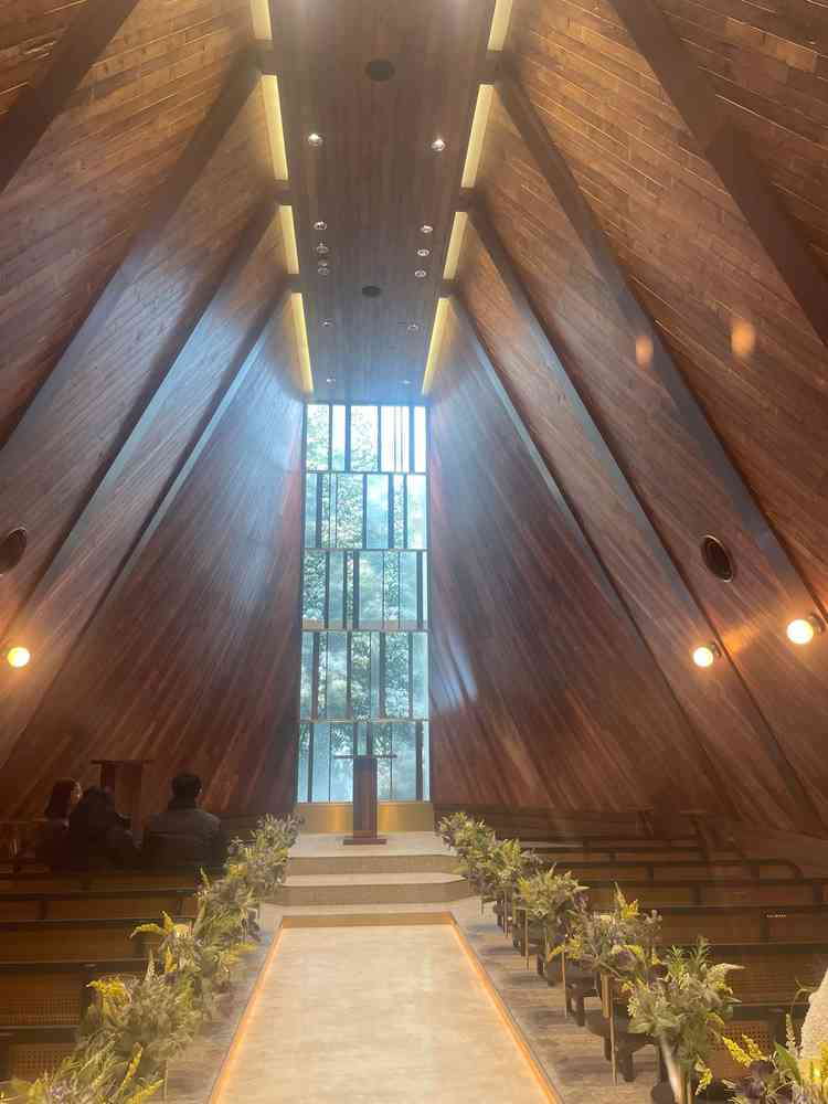 チャペルは光の入り方が美しく、木の匂いがして素敵でした。