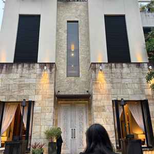 正面玄関、こちらもリニューアルでさらに綺麗になる。