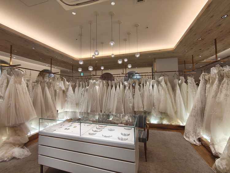 ドレスの種類が多く、見ているだけでも結婚式への気持ちが高まる空間でした。