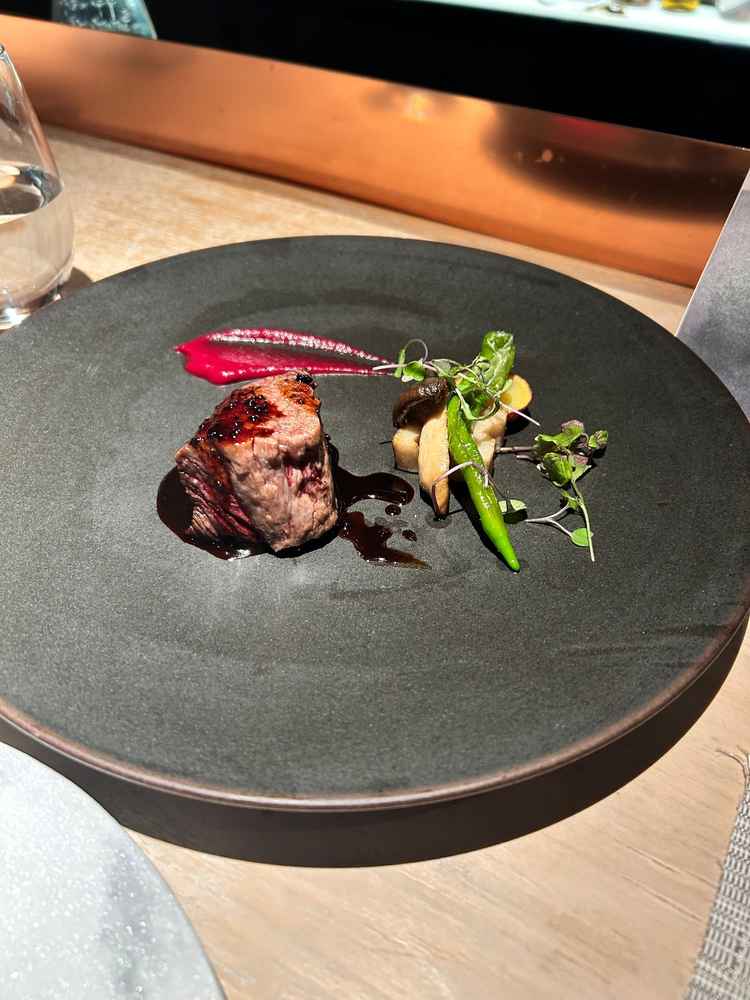 メインの黒毛和牛はジューシーで美味しい