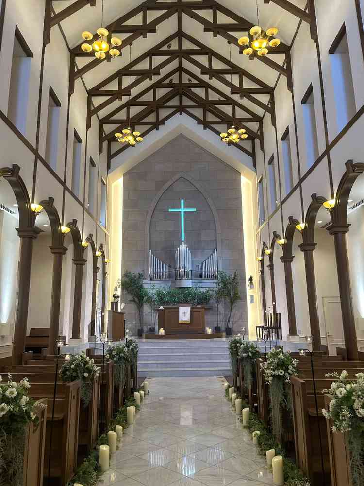 チャペルは木の温もりを感じられます！天井がとても高かったです！